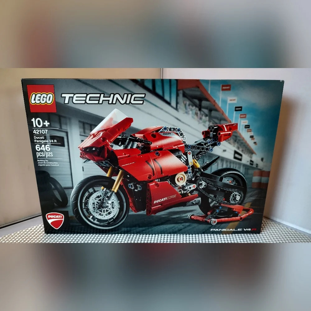 Lego Technic 42107 Ducati Panigalr V4 R NWT